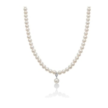 String of orient pearls with central pendant