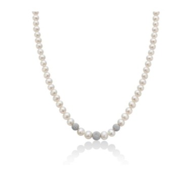 String of orient pearls with three white gold spheres