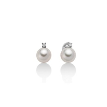 Akoya twin pearls with diamond