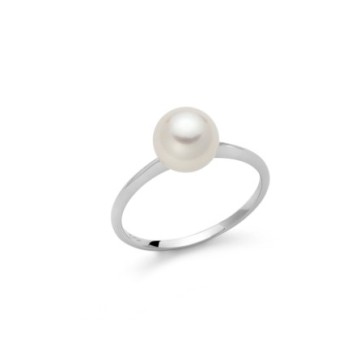 White gold ring with orient pearl